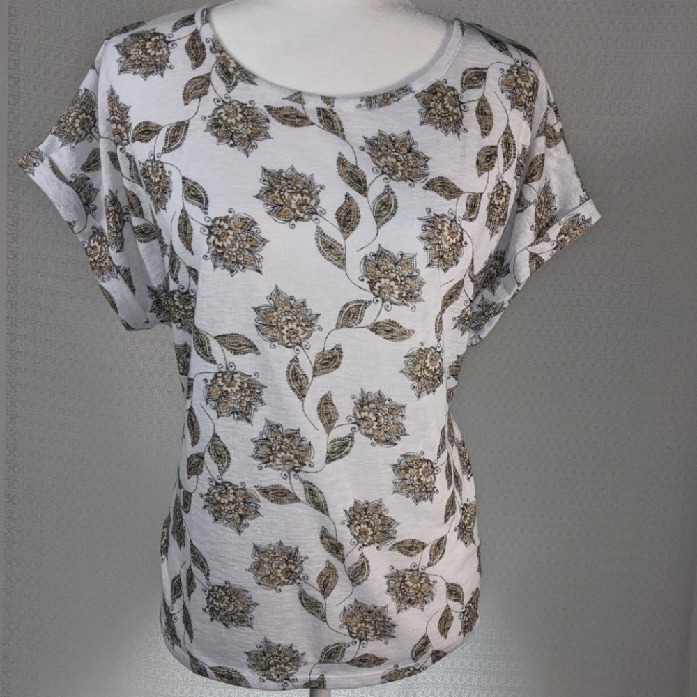 Floral Print Short Cuff Sleeve Top w Keyhole Back Opening